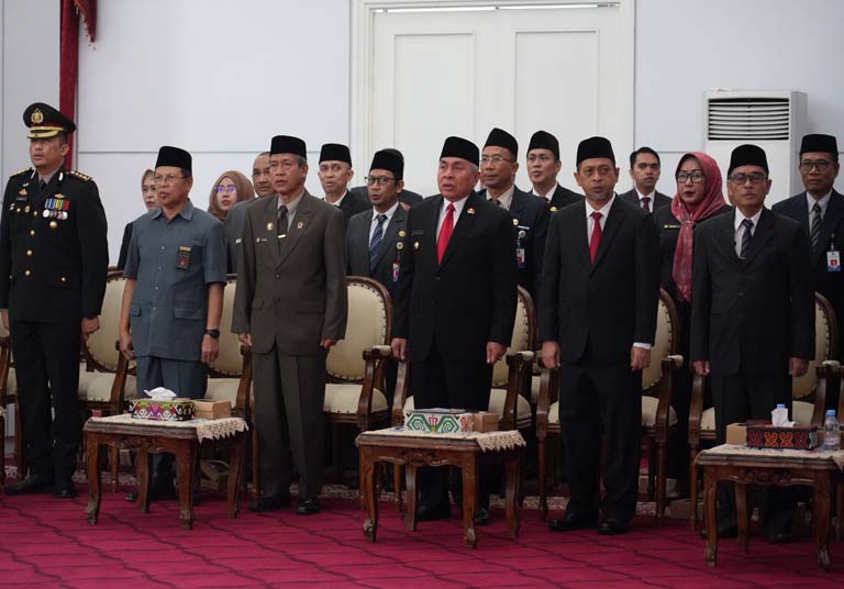 Gubernur Kaltim Serahkan Anugrah Tanda Kehormatan SLKS 1 isran