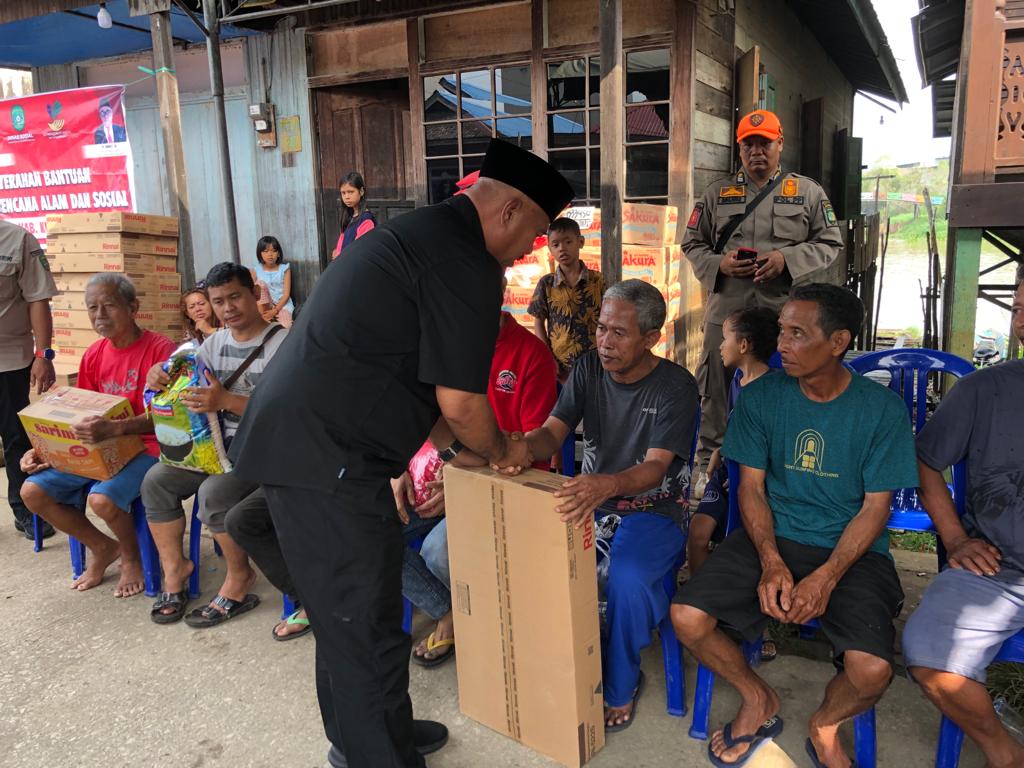 Edi Serahkan Bantuan