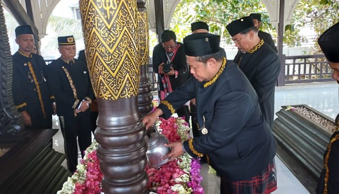 Ketua DPRD Kukar Ziarah Makam Pendiri Kota Tenggarong
