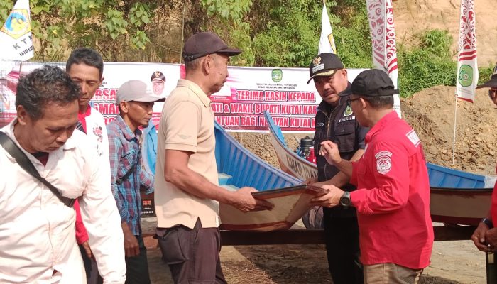 Bupati Edi Damansyah Berikan Bantuan untuk Pokdakan dan KUB