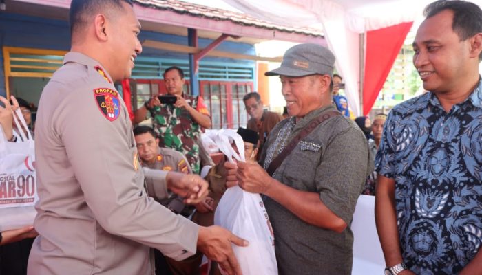 Gelar Bakti Sosial Akabri 90, Polres Kukar Berikan Ratusan Paket Bantuan Kepada Masyarakat