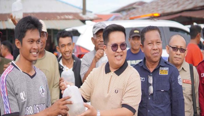 Rendi Solihin Salurkan Perahu Hingga Bibit Udang ke Masyarakat Perikanan di Muara Badak