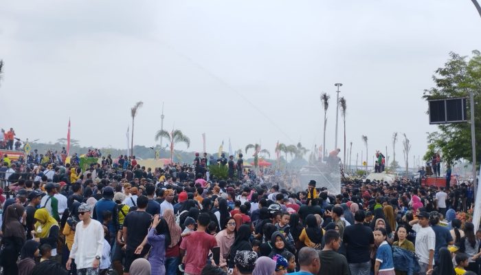 Wisatawan asal Berau Turut Saksikan Kemeriahan Ngulur Naga dan Belimbur