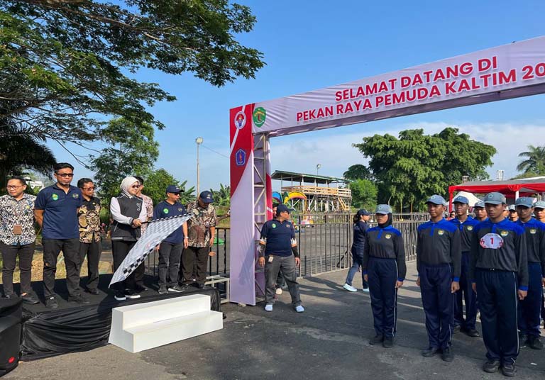 Sekda Sri Wahyuni Lepas Kirab Pemuda 2023 1 gerak jalan