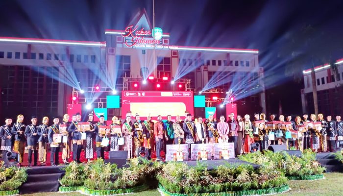 Deva Ananda dan Gita Indriani Dinobatkan Sebagai Teruna Dara Kukar 2023