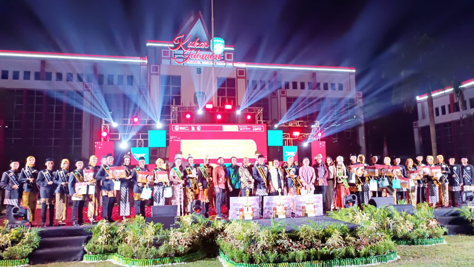 Deva Ananda dan Gita Indriani Dinobatkan Sebagai Teruna Dara Kukar 2023 1 rendi1