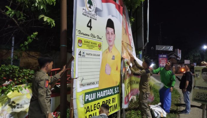 Bawaslu Kukar Bersama Tim Gabungan Tertibkan Alat Peraga Kampanye