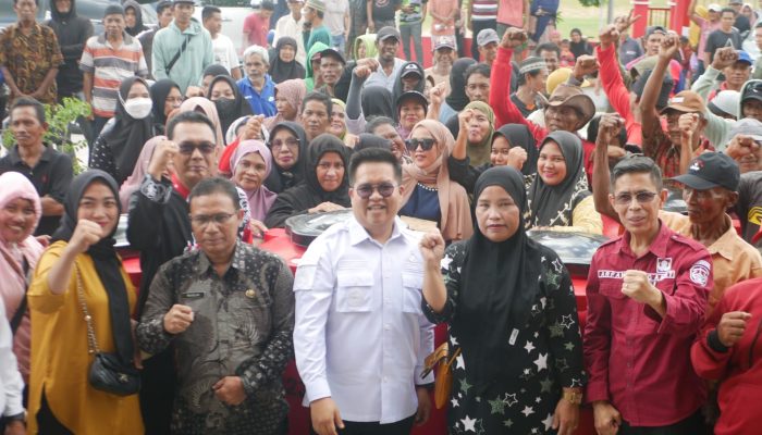 Rendi Solihin Salurkan 327 Tandon ke Masyarakat Muara Badak