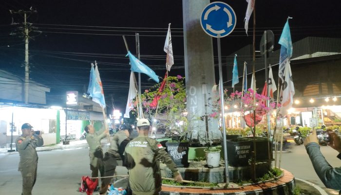 Penertiban Alat Peraga Kampanye yang dilakukan Bawaslu Kukar