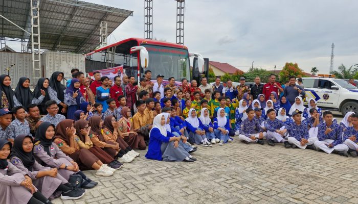 Penyerahan Bantuan Bus Sekolah di Kecamatan Muara Jawa