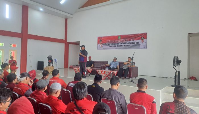 Bupati Edi Damansyah memberikan pengarahan kepada para RT