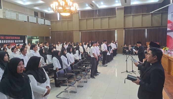 Pelantikan petugas PTPS Tenggarong yang berlangsung di aula Bappeda Kukar