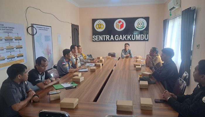 Malam Ini Bawaslu Kukar Tertibkan APK yang Melanggar Aturan 2 Rapat koordinasi Bawaslu Kukar bersama tim gabungan