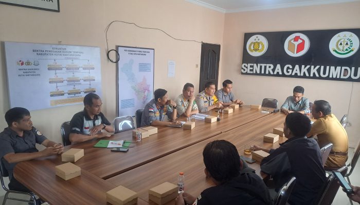 Malam Ini Bawaslu Kukar Tertibkan APK yang Melanggar Aturan