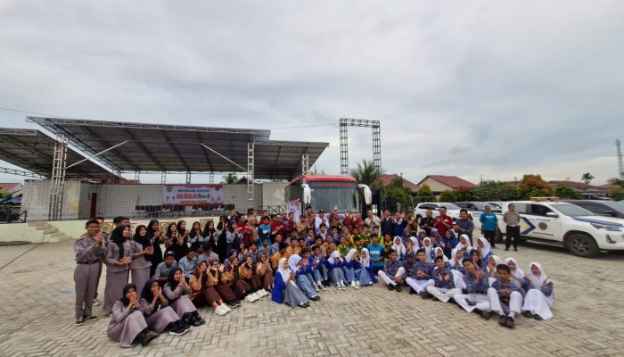 Rendi Solihin Serahkan Bantuan Bus Sekolah ke Kecamatan Muara Jawa