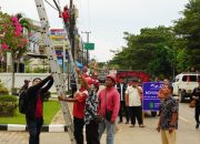 Asisten III Setkab Kukar Pantau Langsung Kegiatan Perapian Kabel yang Semrawut