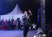 Malam Puncak Pesta Laut, Rendi Solihin Bagi-bagi Hadiah dan Jaket