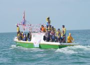 Kemeriahan Pesta Laut, Rendi Solihin Terkena Lemparan Air Berlimbur