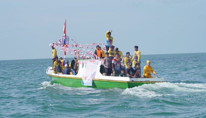Kemeriahan Pesta Laut, Rendi Solihin Terkena Lemparan Air Berlimbur