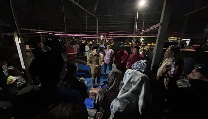 Respon Cepat Wabup Kukar, Rendi Solihin Datangi Lokasi Kebakaran di Desa Sumber Sari dan Serahkan Bantuan