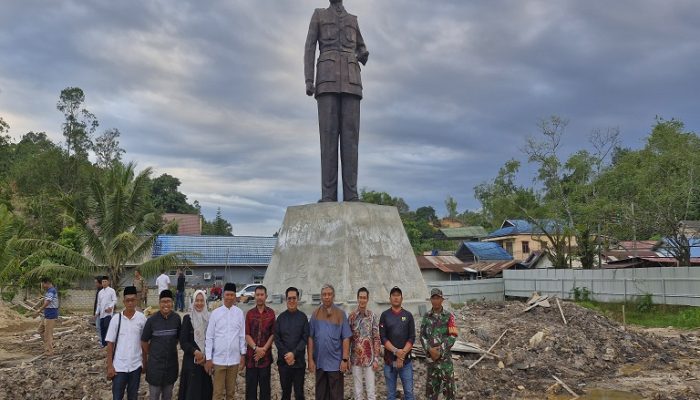 Safari Ramadan di Sangasanga, Rendi Solihin Sempatkan Diri ke Monumen Patung Bung Karno