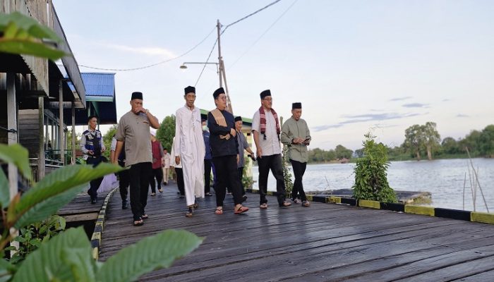 Safari Ramadhan ke Desa Pela, Wabup Rendi Solihin Takjub Disambut Pesut Mahakam