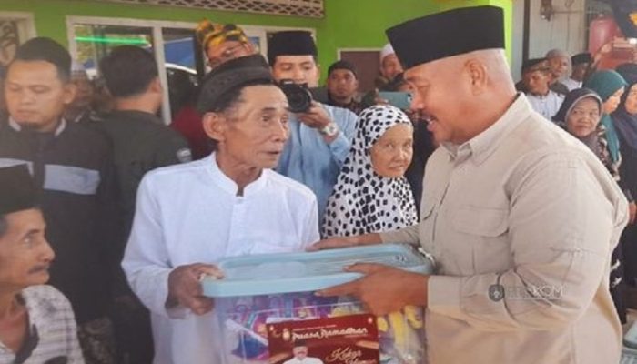Bupati Edi Damansyah Salurkan Bantuan ke Warga Sungai Merdeka