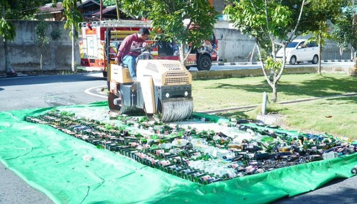 Polres Kukar Musnahkan Ratusan Botol Minuman Keras