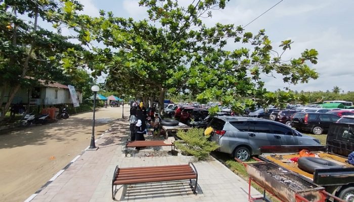 Pantai Biru Kersik Ramai Dikunjungi Ribuan Pengunjung saat Libur Lebaran
