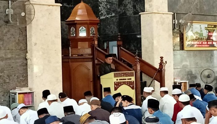 Bupati Laksanakan Sholat Idul Fitri di Masjid Agung Sultan Sulaiman