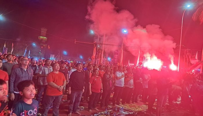 Sekda Sunggono Nobar Bareng Masyarakat