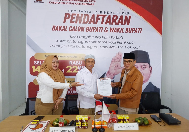 Mantap maju sebagai Bacalon Bupati Kukar, Alif Turiadi yang tercatat sebagai Ketua DPC Partai Gerindra Kukar mengembalikan formulir pendaftaran.