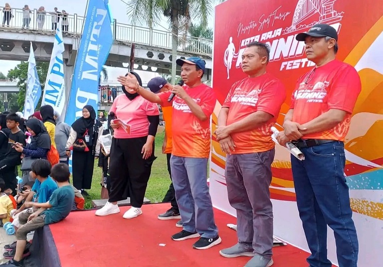 Asisten II Bidang Perekonomian dan Pembangunan Kutai Kartanegara (Kukar), Ahyani Fadianur Diani, melepas ribuan peserta Kota Raja Running Festival 2024