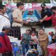 Edi Damansyah dan Rendi Solihin saat menyerahkan bantuan nelayan dan kelompok budidaya ikan