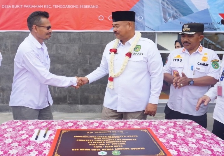 Kusnandar, mendampingi Bupati Kukar, Edi Damansyah, meresmikan Gedung UPTD Puskesmas Separi III di Desa Bukit Pariaman