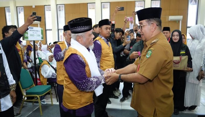 Pj Gubernur Kaltim Lepas Calon Haji Kloter Pertama