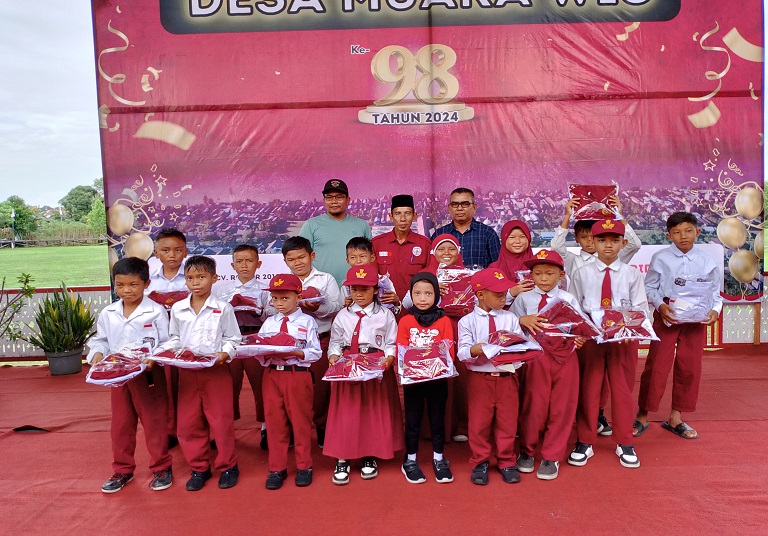 Pada saat acara penutupan HUT ke-98 juga dirangkai dengan kegiatan pemotongan tumpeng yang dihadiri semua masyarakat Desa Muara Wis dan makan bersama