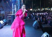 Penyanyi Dangdut Fitri Karlina dan Bagindas Hibur Warga Kota Raja