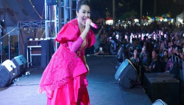 Penyanyi Dangdut Fitri Karlina dan Bagindas Hibur Warga Kota Raja