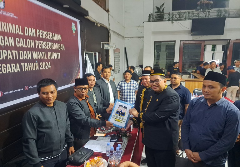 Awang Yacoub Luthman saat menyerahkan berkas syarat dukungan calon independen