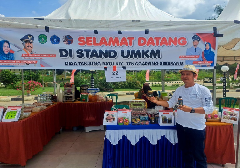 Berbagai produk UMKM dari Desa Tanjung Batu ditampilkan dalam kegiatan Kota Raja Running Festival, mulai dari madu kelulut, aneka keripik, hingga kerajinan tangan