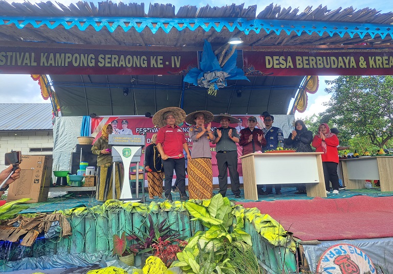 Camat Loa Kulu membuka Festival Kampong Seraong Desa Jembayan Tengah
