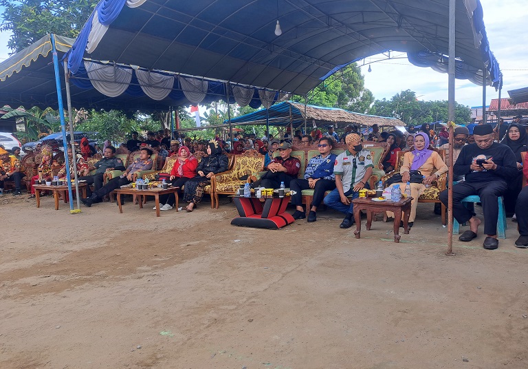 Kepala Bidang Pengembangan Ekonomi Kreatif Dispar Kukar, Zikri Umulda, turut hadir saat pembukaan Festival Kampong Seraong pada Kamis (6/6/24)