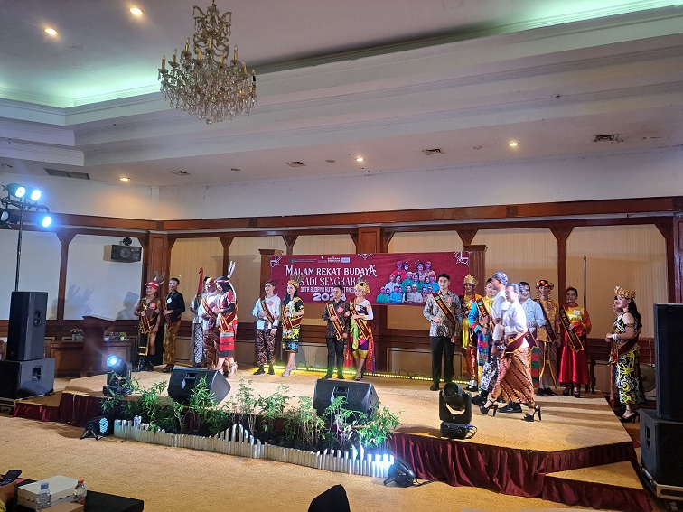 Penampilkan kesenian khas Kutai Kartanegara (Kukar) pada malam Rekat Budaya