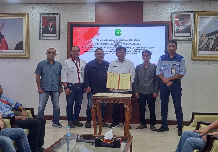 Sunggono Sekda Kukar foto bersama