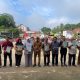 Lurah Maluhu, Tri Joko Kuncoro foto bersama warganya saat menerima sertifikat tanah melalui program PTSL.