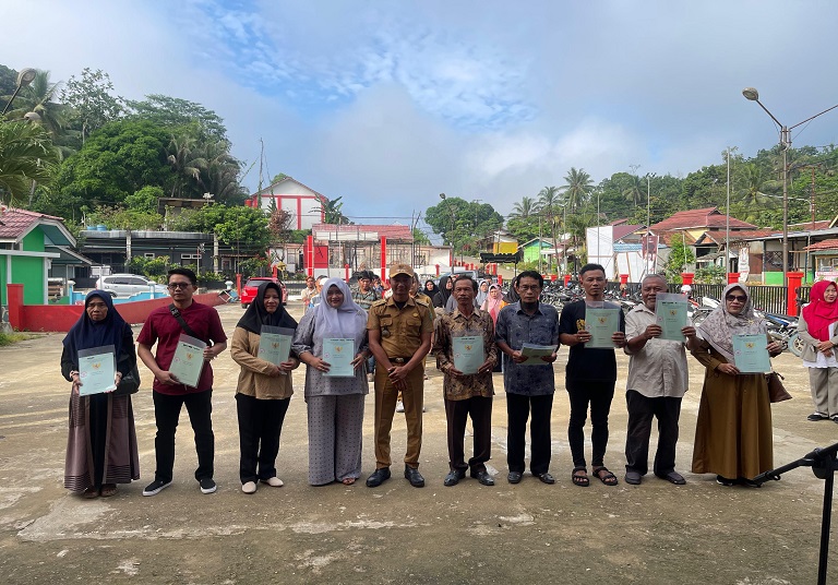 Lurah Maluhu, Tri Joko Kuncoro foto bersama warganya saat menerima sertifikat tanah melalui program PTSL.