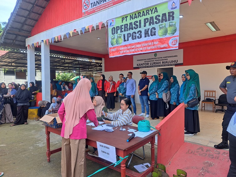 Warga sangat antusias untuk membeli tabang gas 3 Kg yang diadakan Pemerintah Kelurahan Maluhu bekerjasama dengan PT Nararya.(Dutakaltimnews)