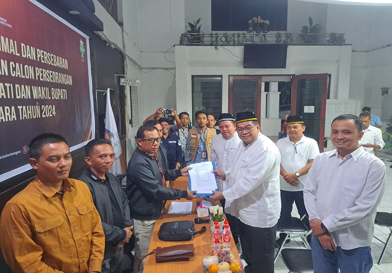 Pasangan Calon Perseorangan Awang Yacoub Luthman-Ahmad Zais menyerahkan berkas perbaikan dukungan ke KPU Kukar