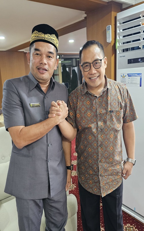 Ketua Partai Golkar Kukar Hasanudin Mas'ud foto bareng Bakal Cawabup Sarkowi V Zahry